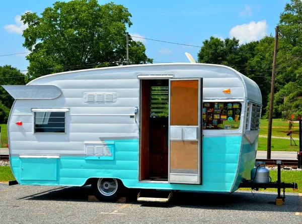 Gerestaureerde Vintage Aanhangwagen Camper Geparkeerd Landelijke Georgia Verenigde Staten — Stockfoto