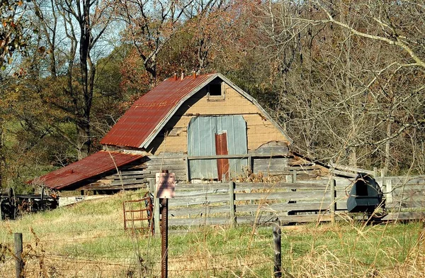 アメリカ合衆国ジョージア州郊外で流される古い素朴な放棄された納屋 — ストック写真