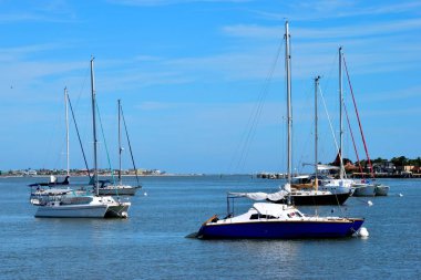 St Augustine, Florida nehir üzerinde demirleyen Yelkenliler
