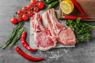 Taze Çiğ domuz kaburga ile baharat ve sebzeler mutfak masasında
