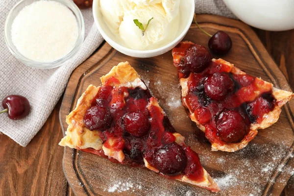 Delicious Pieces Cherry Pie Ice Cream Wooden Cutting Board — Stock Photo, Image