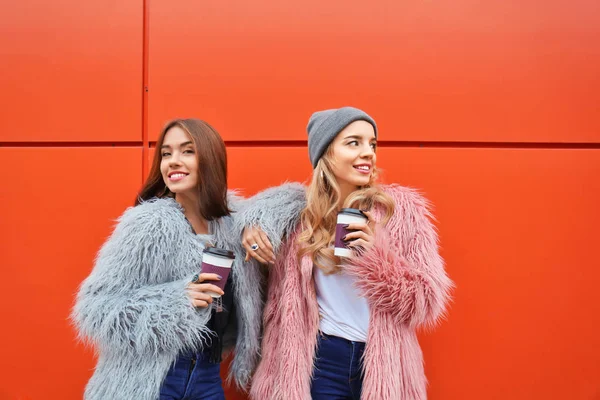 Δύο Κορίτσια Ευτυχισμένη Hipster Καφέ Κοντά Στο Χρώμα Τοίχων Εξωτερικούς — Φωτογραφία Αρχείου