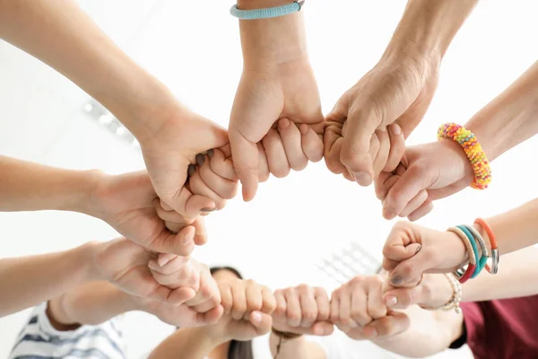 Gente Poniendo Las Manos Juntas Como Símbolo Unidad — Foto de Stock