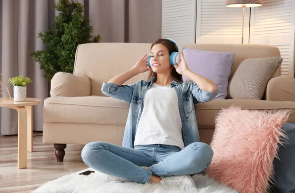 Mujer Joven Con Auriculares Relajante Casa —  Fotos de Stock