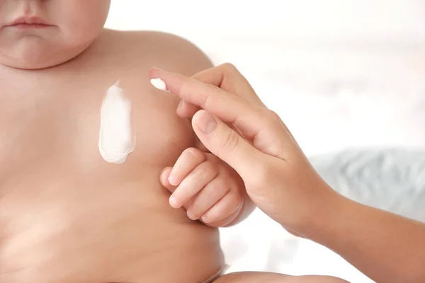 Woman Applying Body Cream Baby — Stock Photo, Image