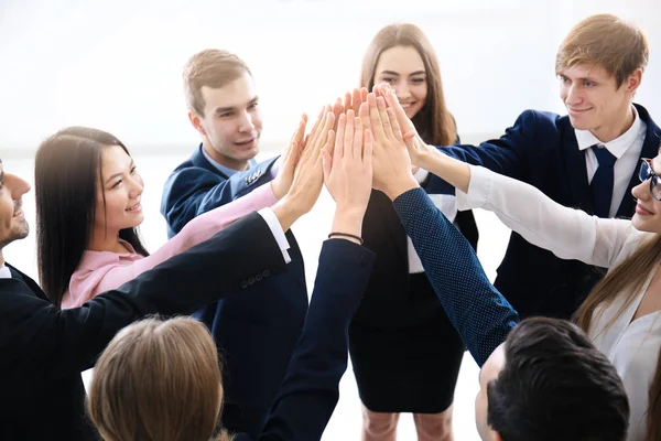 Lidé Uvedení Ruce Dohromady Uvnitř Koncepce Jednoty — Stock fotografie