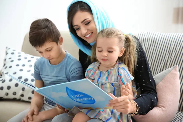 Famiglia Musulmana Trascorrere Del Tempo Insieme Casa — Foto Stock