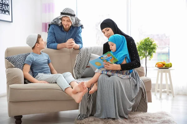 Muslimská Rodina Tráví Společně Čas Doma — Stock fotografie