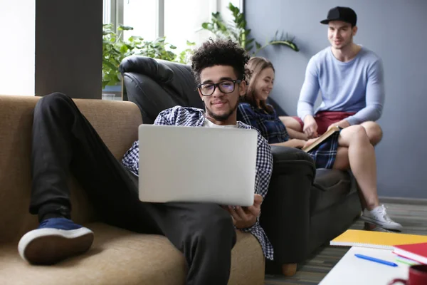 Studenten Rust Samen Campus Gebouw — Stockfoto