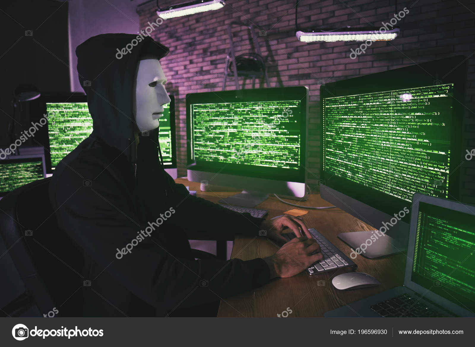在电脑房里蒙面黑客——图库图片© belchonock #196596930