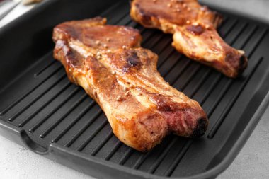Tablo, closeup lezzetli kaburga ile ızgara tava