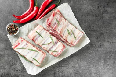 Mumlu kağıt mutfak masasının üzerinde taze Çiğ domuz kaburga ile