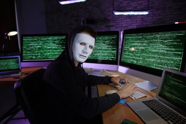 Maskeli hacker bilgisayar kullanarak  