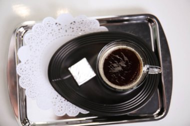 Tepsi ile kahve masada, üstten görünüm