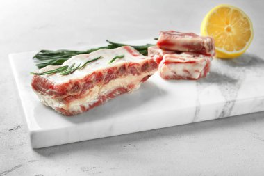 Mutfak masasının üzerinde taze Çiğ domuz kaburga ile mermer Yönetim Kurulu