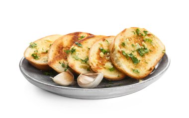 Plaka üzerinde beyaz izole lezzetli ev yapımı sarımsaklı ekmek ile