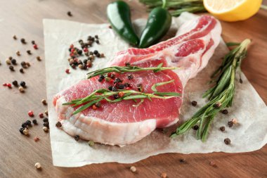 Taze Çiğ domuz kaburga ile baharat ahşap tablo