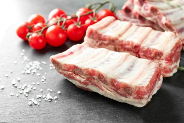 Kayrak plaka üzerinde taze çiğ kaburga