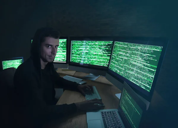 Hacker používající počítač — Stock fotografie