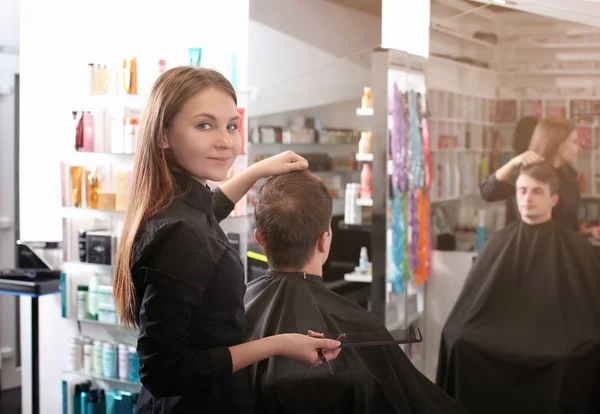 Female hairdresser with client in salon — Stock Photo, Image