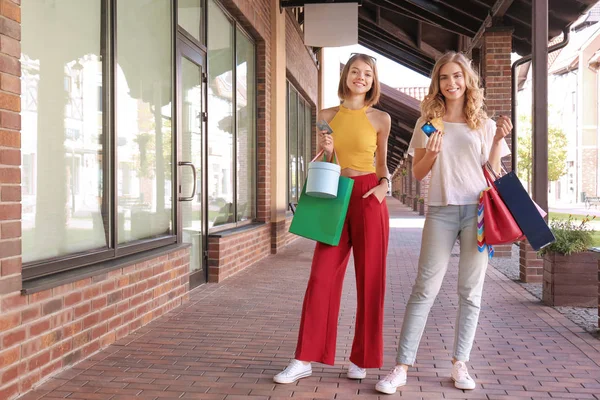 Mulheres bonitas com cartões de crédito compras — Fotografia de Stock