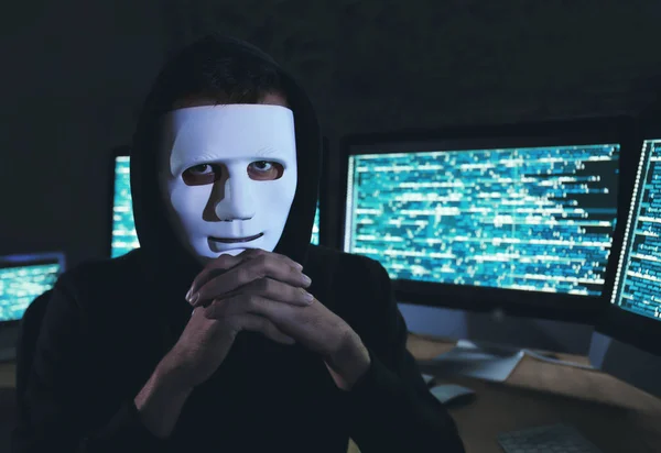 Enmascarado hacker con computadoras — Foto de Stock