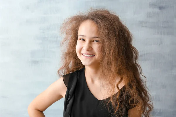 Eleganta leende tonåring — Stockfoto
