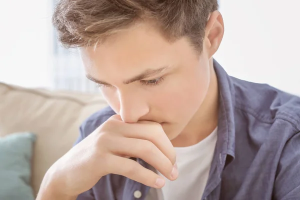 Deprimido adolescente no sofá — Fotografia de Stock