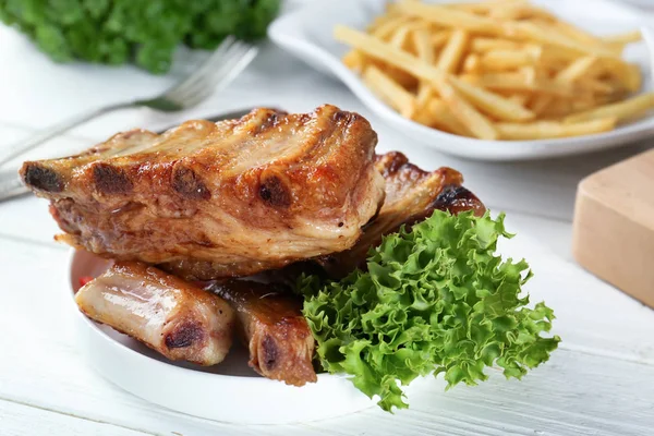 Assiette Avec Délicieuses Côtes Grillées Sur Table — Photo