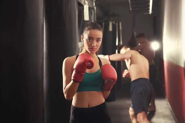 Portrét mladé boxerky v tělocvičně — Stock fotografie