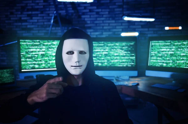 Hacker bertopeng di kamar dengan komputer — Stok Foto