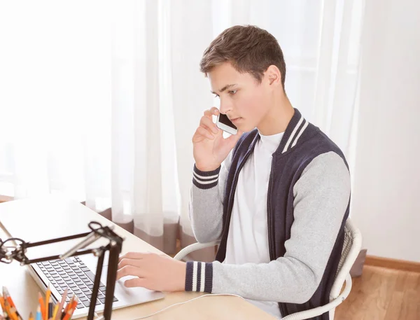 Adolescente con estilo hablando por teléfono —  Fotos de Stock