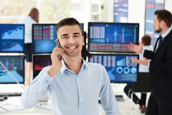 Pedagang saham laki-laki berbicara dengan ponsel di kantor — Stok Foto