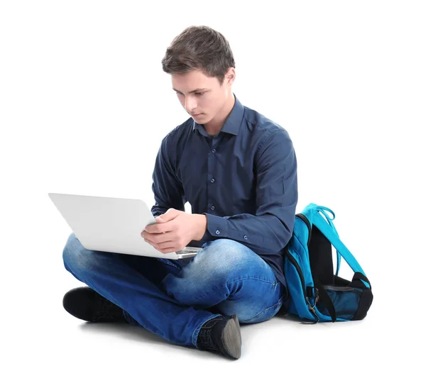Adolescente elegante usando laptop — Fotografia de Stock