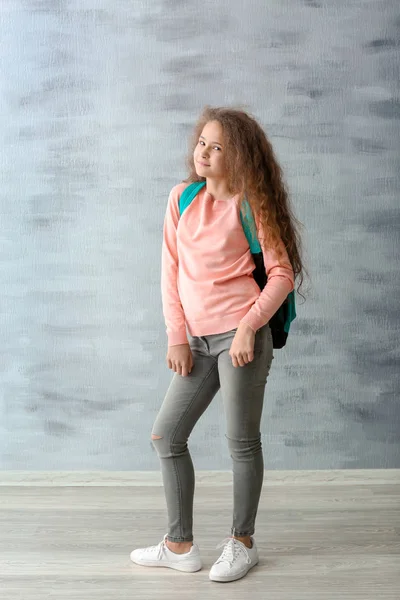 Snygg tonåring med ryggsäck — Stockfoto