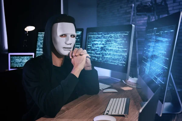 Hacker mascarado no quarto com computadores — Fotografia de Stock