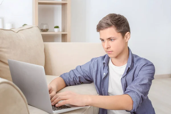 Adolescente usando ordenador portátil —  Fotos de Stock