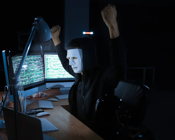 Hacker mascherato utilizzando il computer — Foto Stock