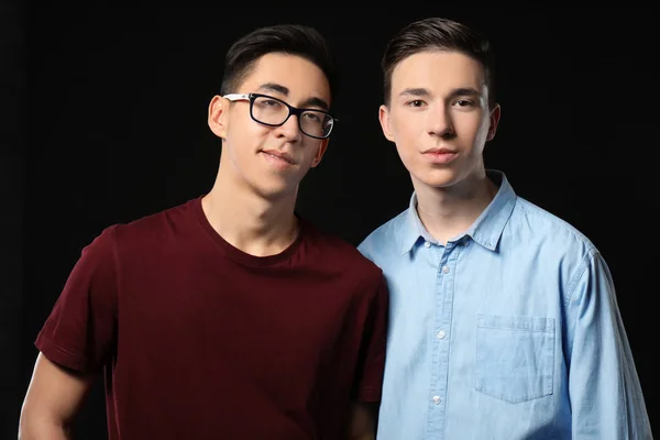 Coole Teenager-Jungs auf dunklem Hintergrund — Stockfoto