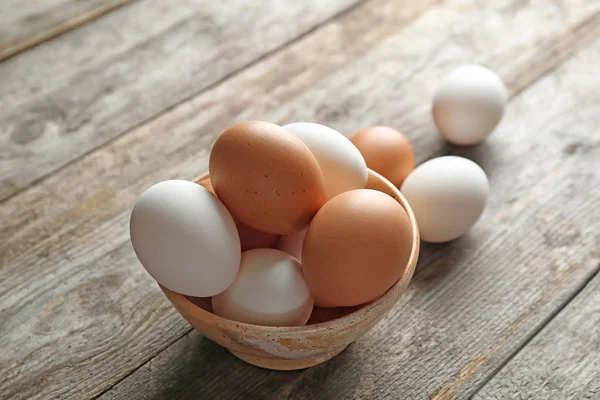 Μπολ Αυγά Κοτόπουλο Στο Τραπεζι Ξυλινο — Φωτογραφία Αρχείου
