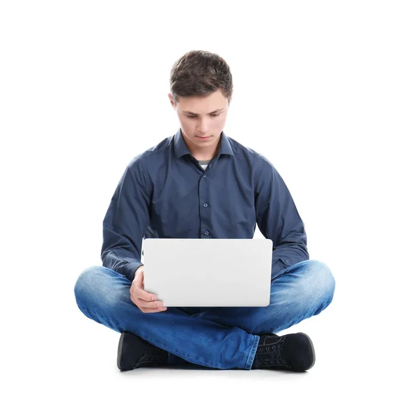 Stilvoller Teenager mit Laptop — Stockfoto