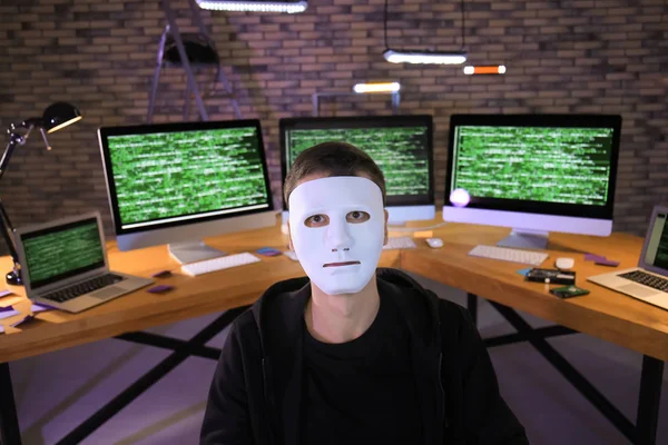 Hacker mascherato con computer — Foto Stock
