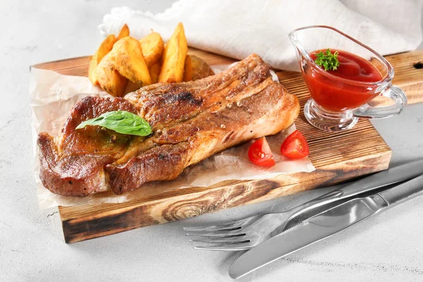 Plateau Bois Avec Délicieuse Côte Grillée Légumes Sauce Tomate Sur — Photo