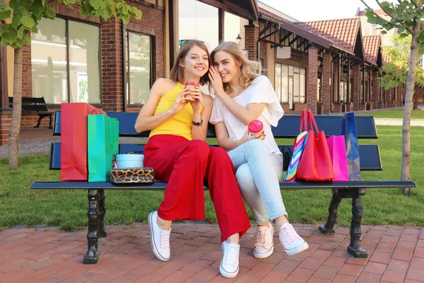 Mulheres bonitas com sacos de compras — Fotografia de Stock