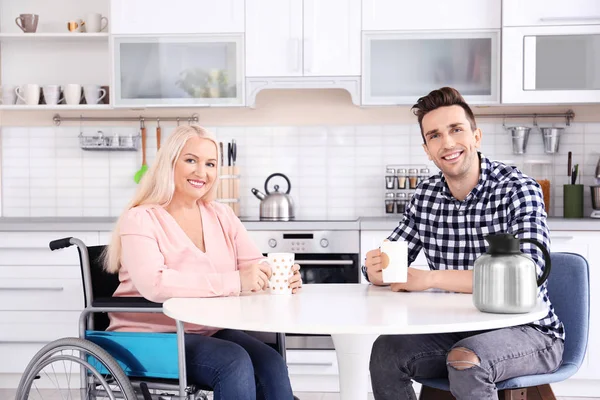 Man en volwassen vrouw in rolstoel — Stockfoto