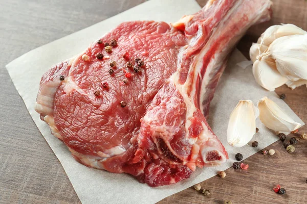 Costilla Cerdo Fresca Cruda Con Especias Mesa Madera — Foto de Stock