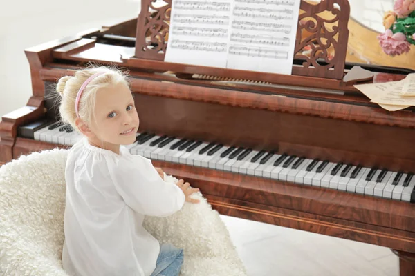 Menina tocando piano dentro de casa — Fotografia de Stock