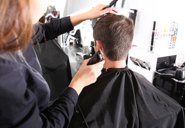 Profissional estilista corte de cabelo do cliente no salão — Fotografia de Stock