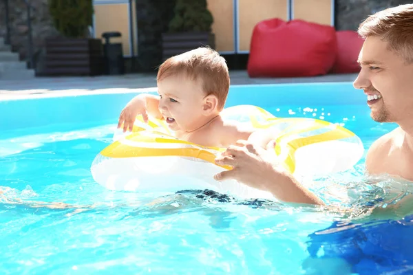 Barn simning lektionen. Söt liten pojke att lära sig simma med far i poolen — Stockfoto