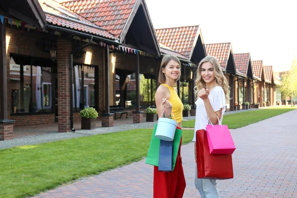 Mulheres bonitas com sacos de compras — Fotografia de Stock